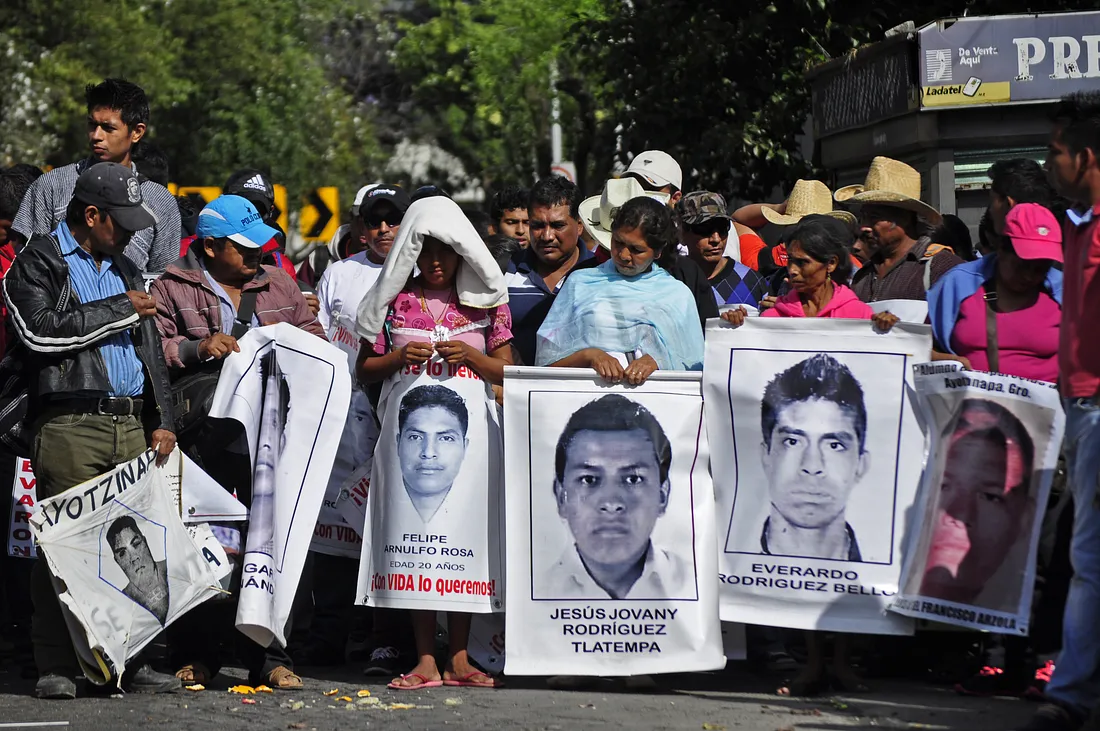 In Mexico City, thousands march in the Tenth Global Action Ayotzinapa, 6 months after the disappearance of the 43 students. Their parents demand to know their whereabouts and want to punish those responsible. The signs on the top right read “It was the state.” (Photo credit: Top left: Rodrigo Jardón/Demotix, top right: LUIS RAMON BARRON TINAJERO/Demotix, bottom: Débora Poo Soto/Demotix)
